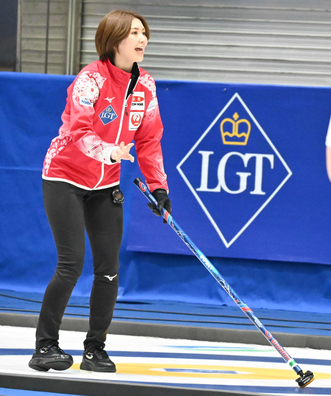 第2E、合図を送る吉村（撮影・飯岡大暉）