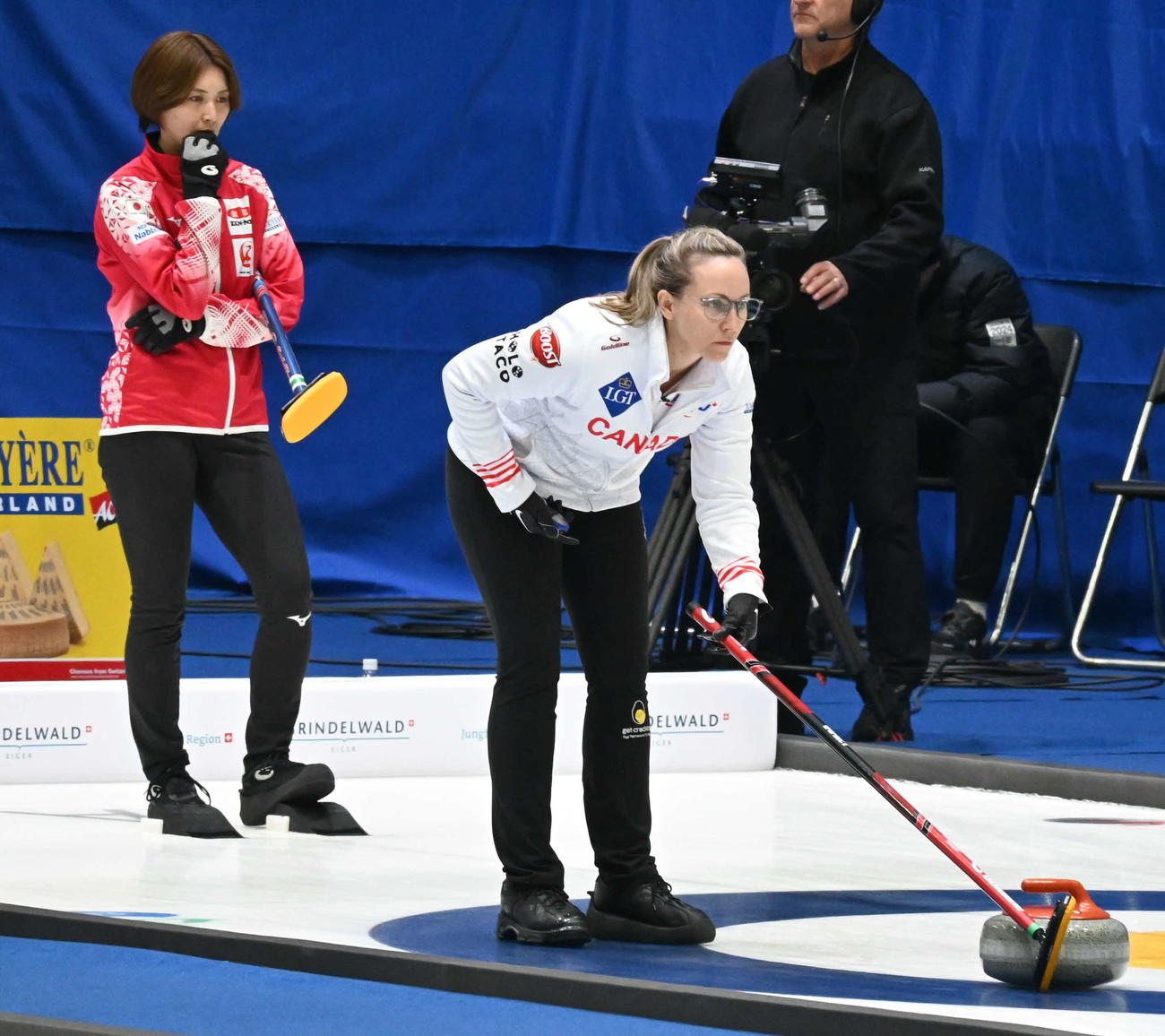 第4E、吉村（右）はカナダのスキップ、ホーマンを見つめる（撮影・飯岡大暉）