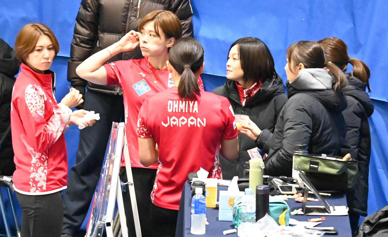 ハーフタイムに補食を口にする日本代表（撮影・飯岡大暉）