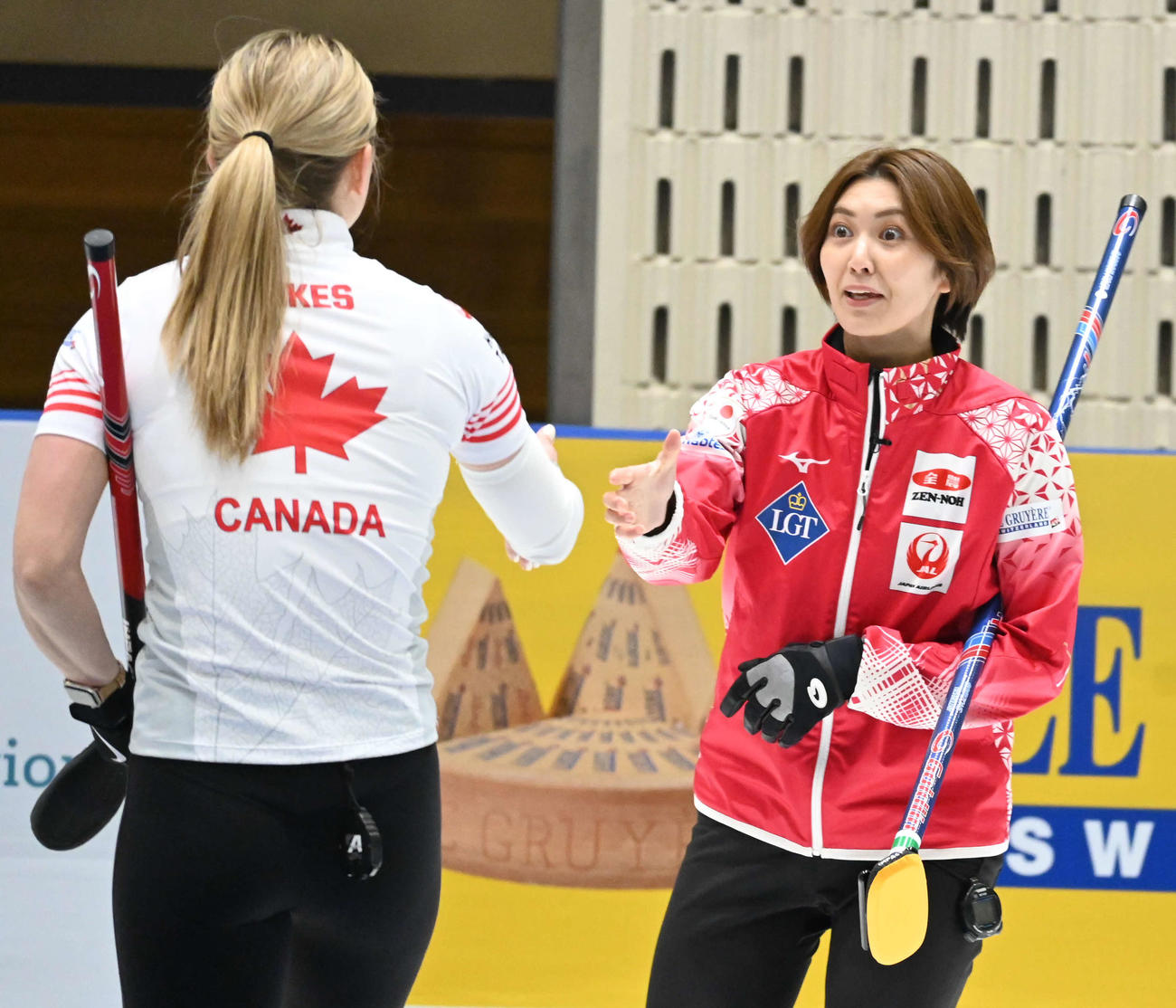 第8E、5点を奪われ負けを認めてカナダ選手と握手する吉村（撮影・飯岡大暉）