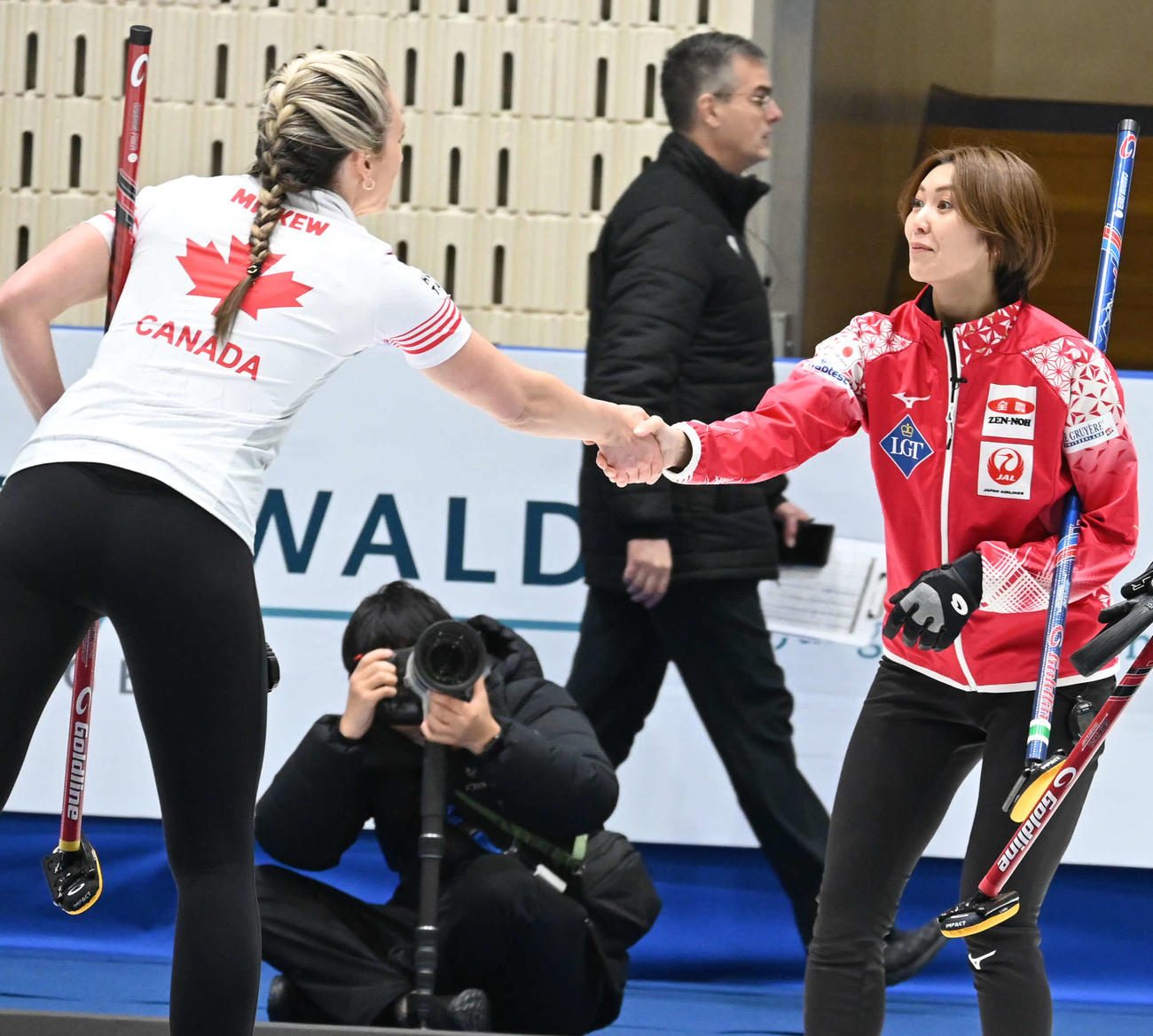 第8E、5点を奪われ負けを認めてカナダ選手と握手する吉村（撮影・飯岡大暉）