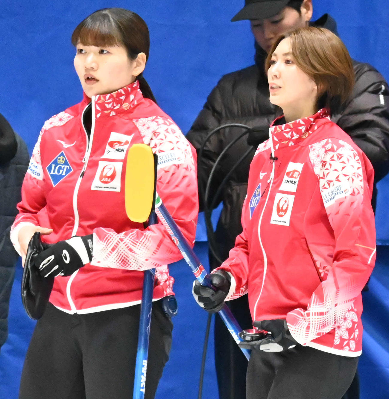 第1E、吉村（右）は小谷と作戦会議する（撮影・飯岡大暉）