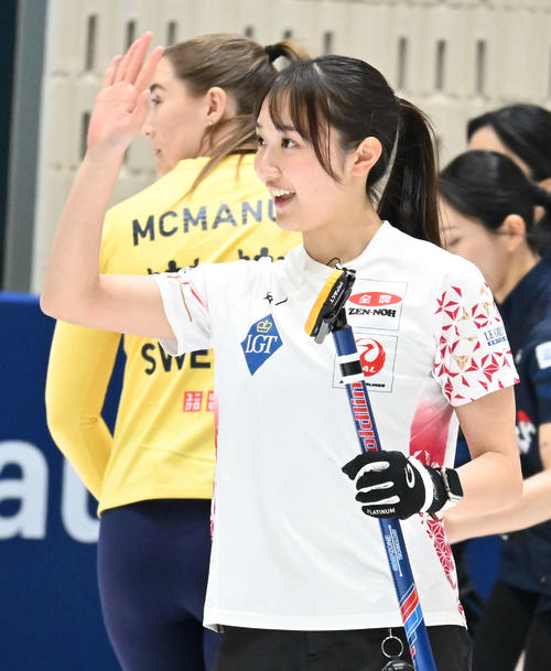 試合中に笑顔を見せる小林（撮影・飯岡大暉）