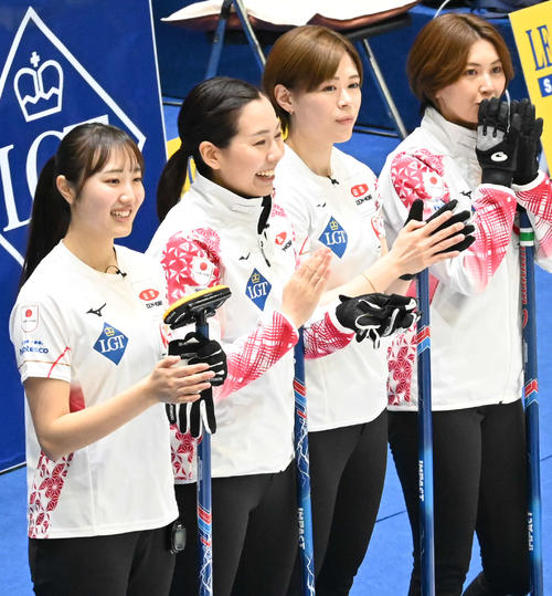 試合前に笑顔を見せる右から吉村、小野寺、近江谷、小林（撮影・飯岡大暉）