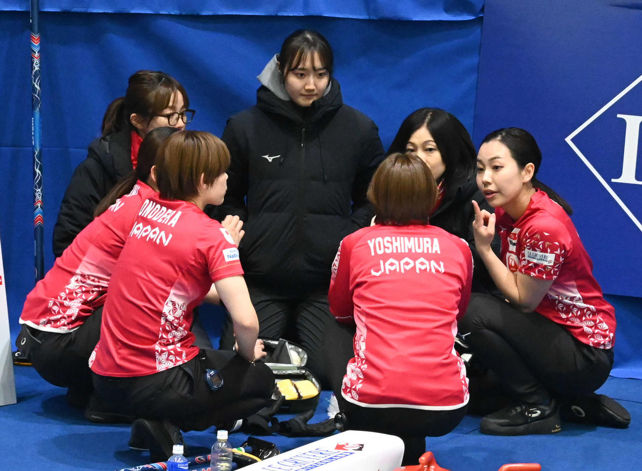 ハーフタイムに作戦会議をする日本代表（撮影・飯岡大暉）