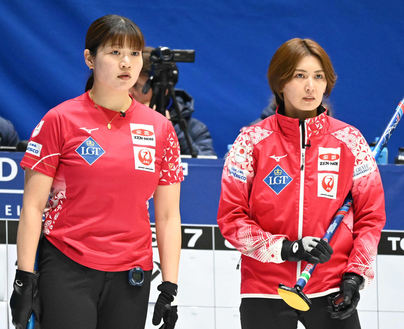 第6E、吉村（右）は小谷と話し合う（撮影・飯岡大暉）