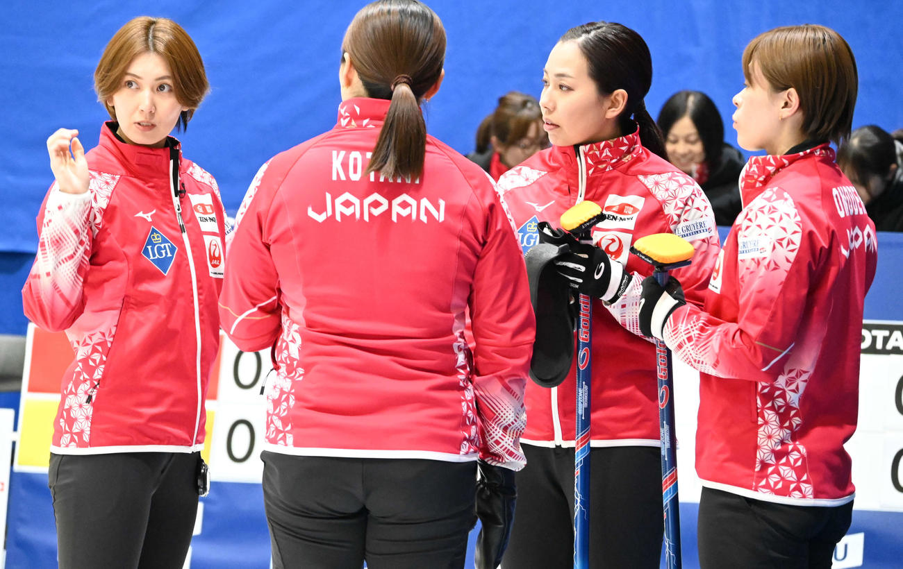 第1Eを終え、話し合う吉村（左）ら日本代表（撮影・飯岡大暉）