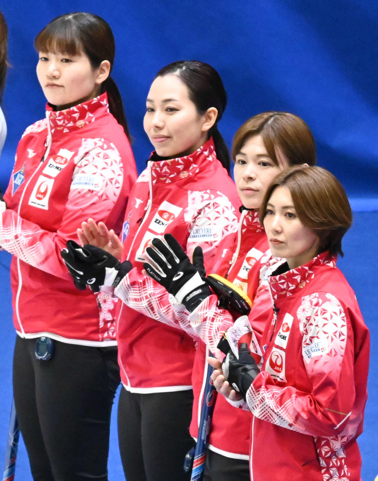 試合前に拍手する左から小谷、近江谷、小野寺、吉村（撮影・飯岡大暉）