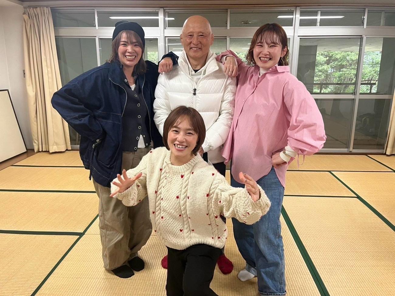 勇退する栄監督を慰労に訪れた五輪金メダリストたち　後列中央は栄監督、左は金城（川井）梨紗子、右は土性沙羅、前列は登坂絵莉