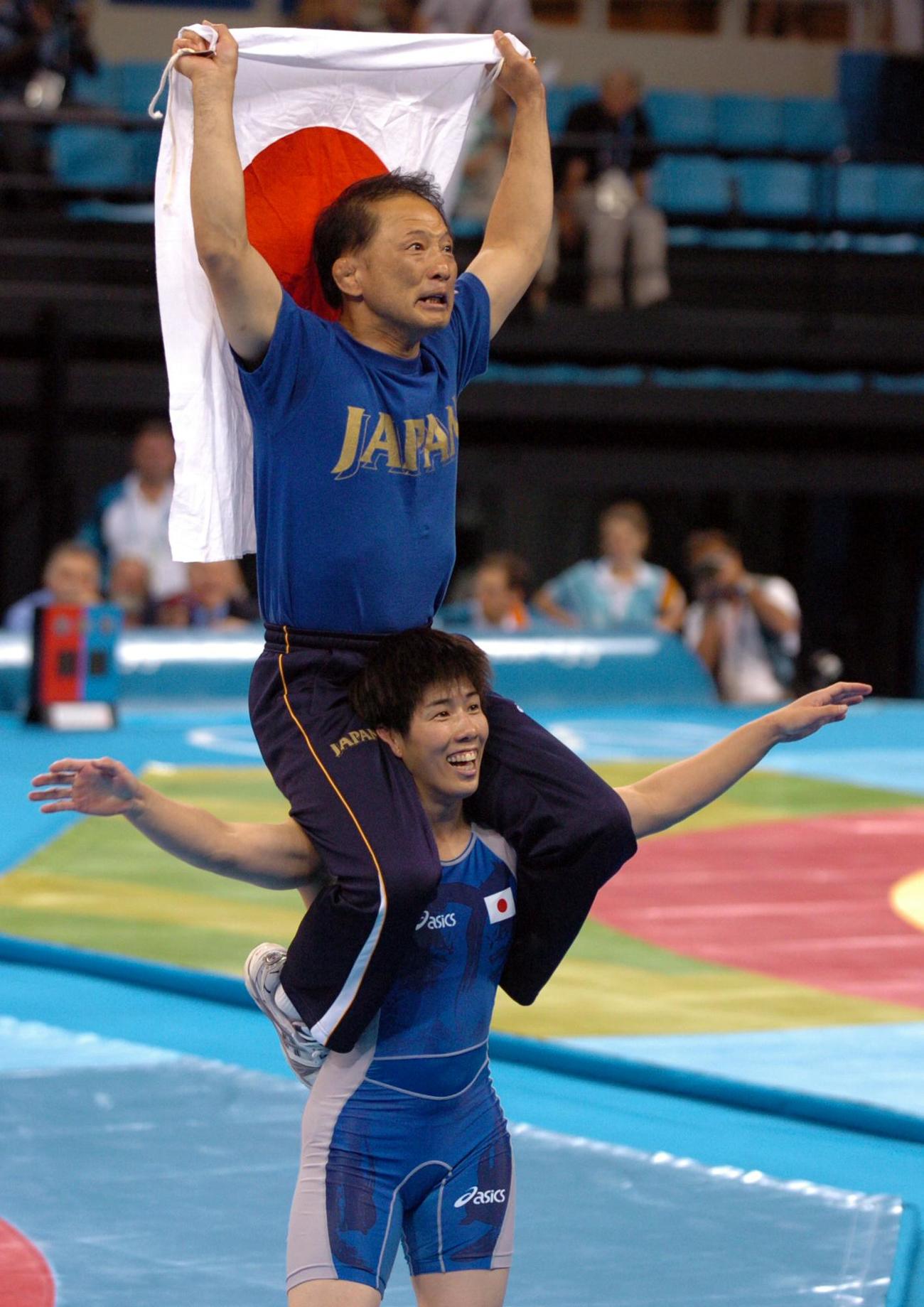 アテネ五輪女子レスリング55キロ級で金メダルの吉田沙保里に肩ぐるまされる栄監督（04年8月撮影）