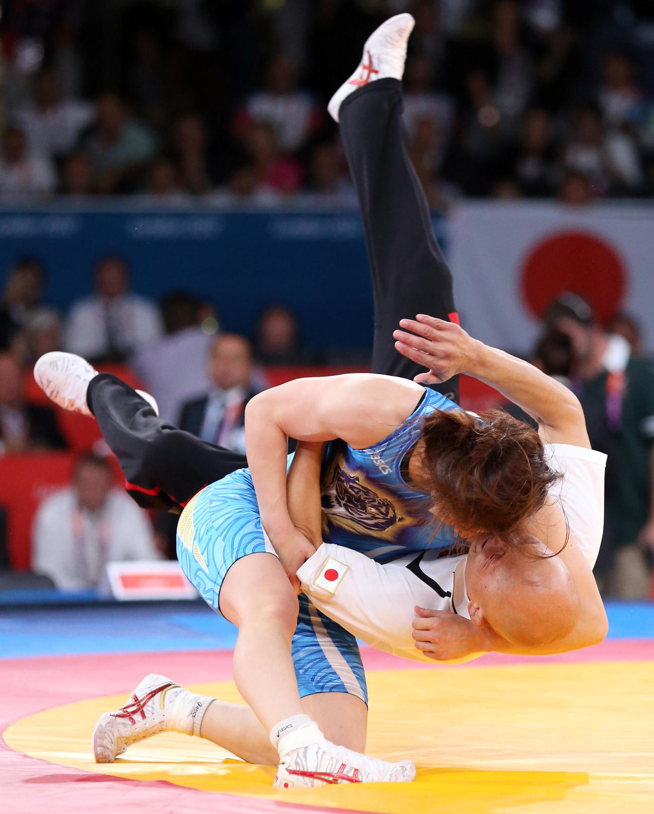ロンドン五輪金メダルの吉田沙保里に投げ飛ばされる栄監督（12年8月撮影）