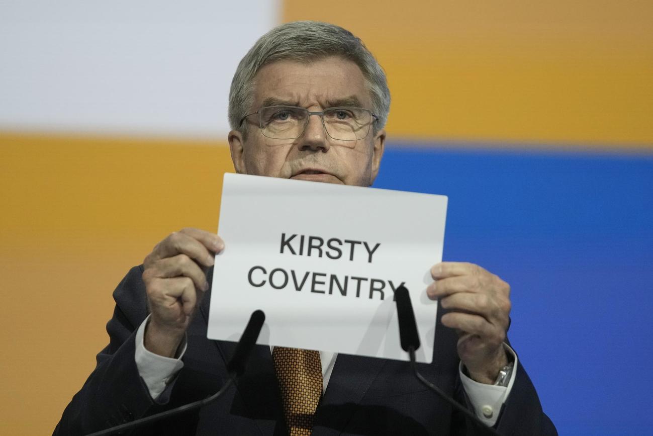 IOC新会長にコベントリー氏が選出されたことを発表するバッハ氏（AP)