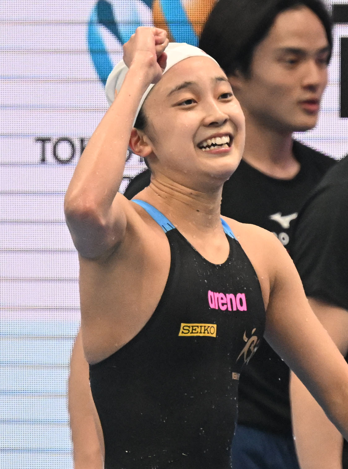 女子200メートル個人メドレー決勝　高校新記録で優勝し、スタンドの歓声にガッツポーズで応える成田（撮影・千葉一成）