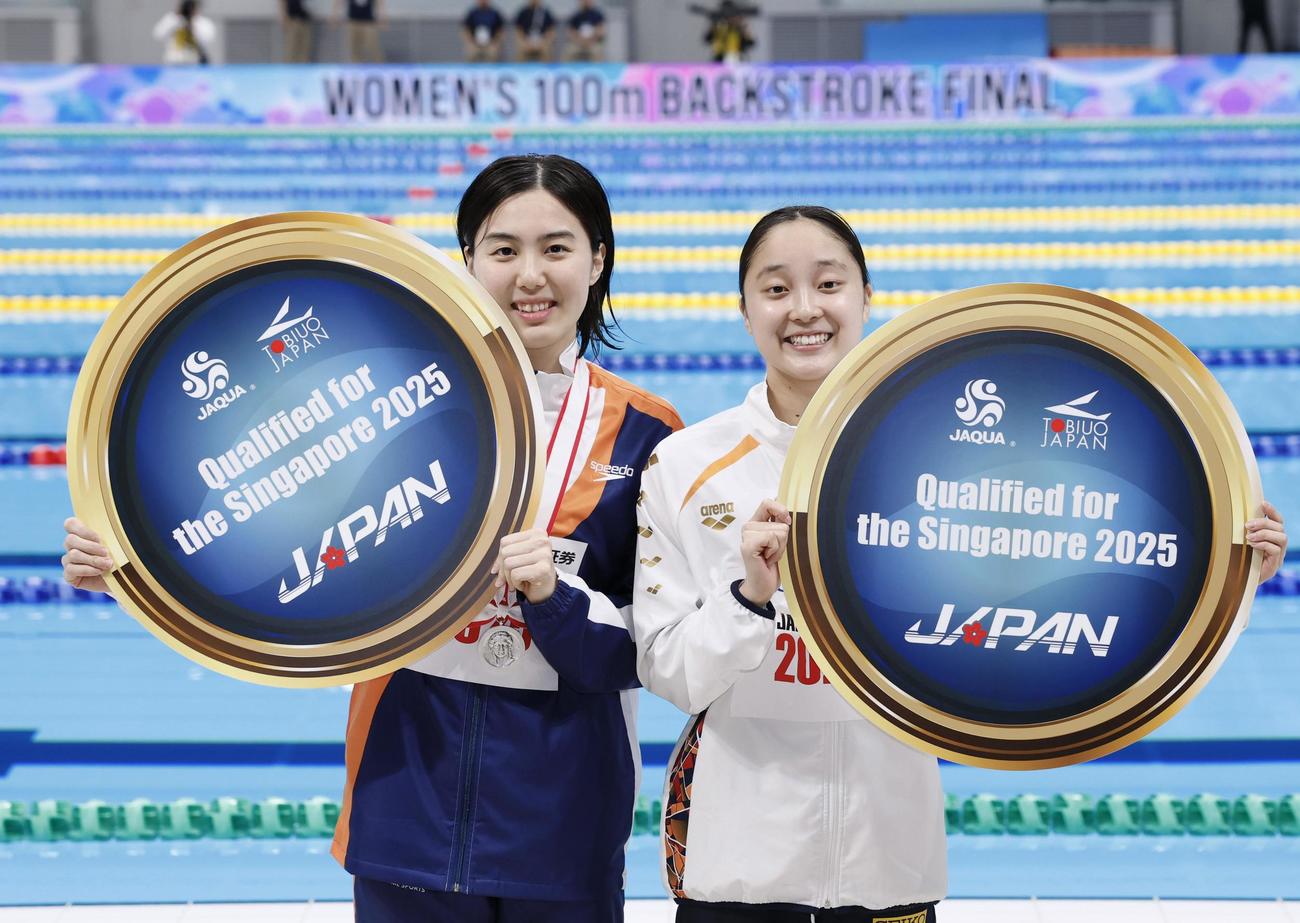 女子200 メートル 個人メドレーで優勝した成田実生（右）と2位の松本信歩。ともに代表入りした（共同）