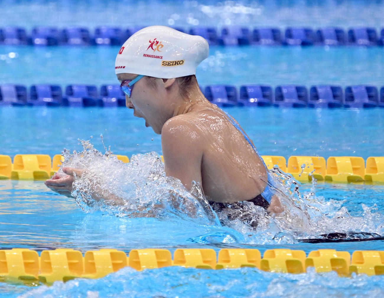 女子200メートル個人メドレー決勝　高校新記録で優勝した成田の平泳ぎ（撮影・千葉一成）