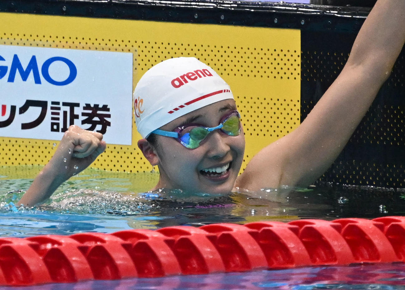 女子200メートル個人メドレー決勝　高校新記録で優勝し、スタンドの歓声にガッツポーズで応える成田（撮影・千葉一成）