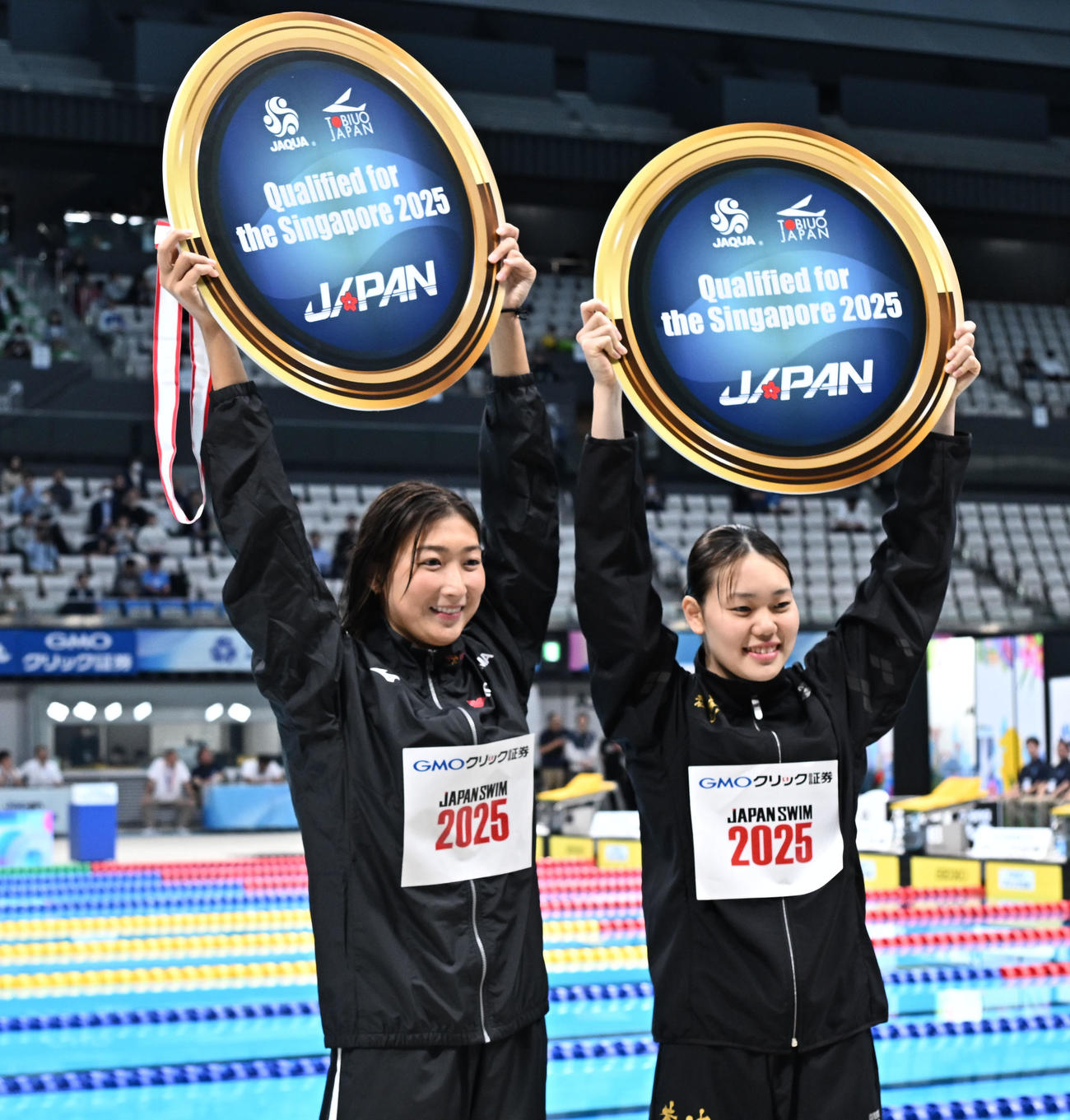 女子100メートルバタフライ決勝　世界選手権日本代表に内定し記念撮影する池江（左）と平井（撮影・千葉一成）