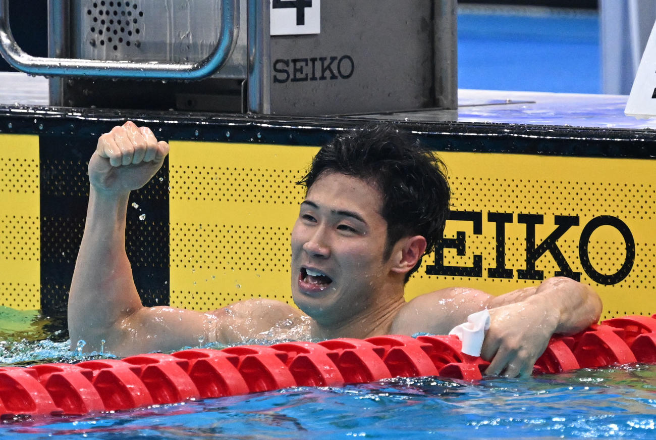 男子50メートルバタフライ決勝　23秒06の日本新記録で制し、ガッツポーズする田中（撮影・千葉一成）