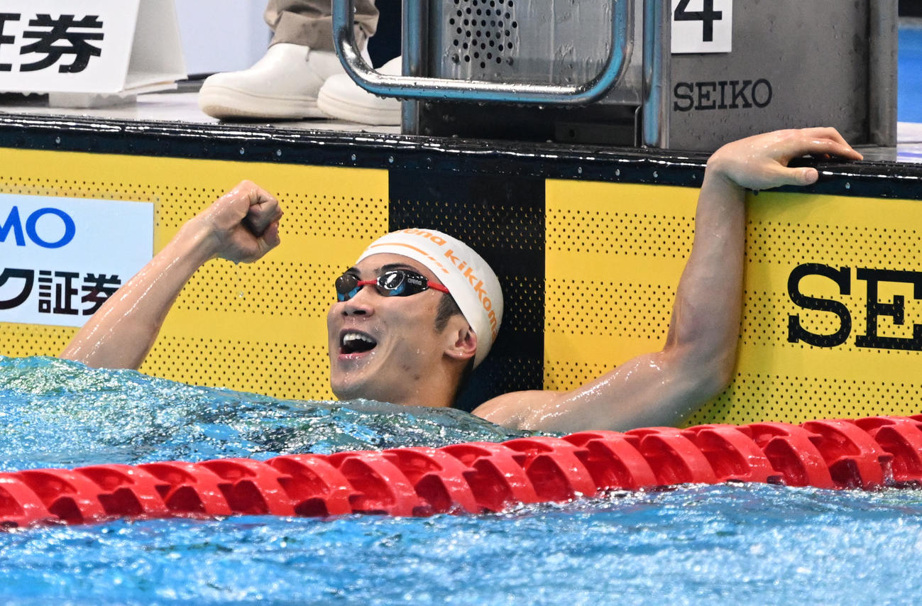男子50メートルバタフライ決勝　23秒06の日本新記録で制し、ガッツポーズする田中（撮影・千葉一成）