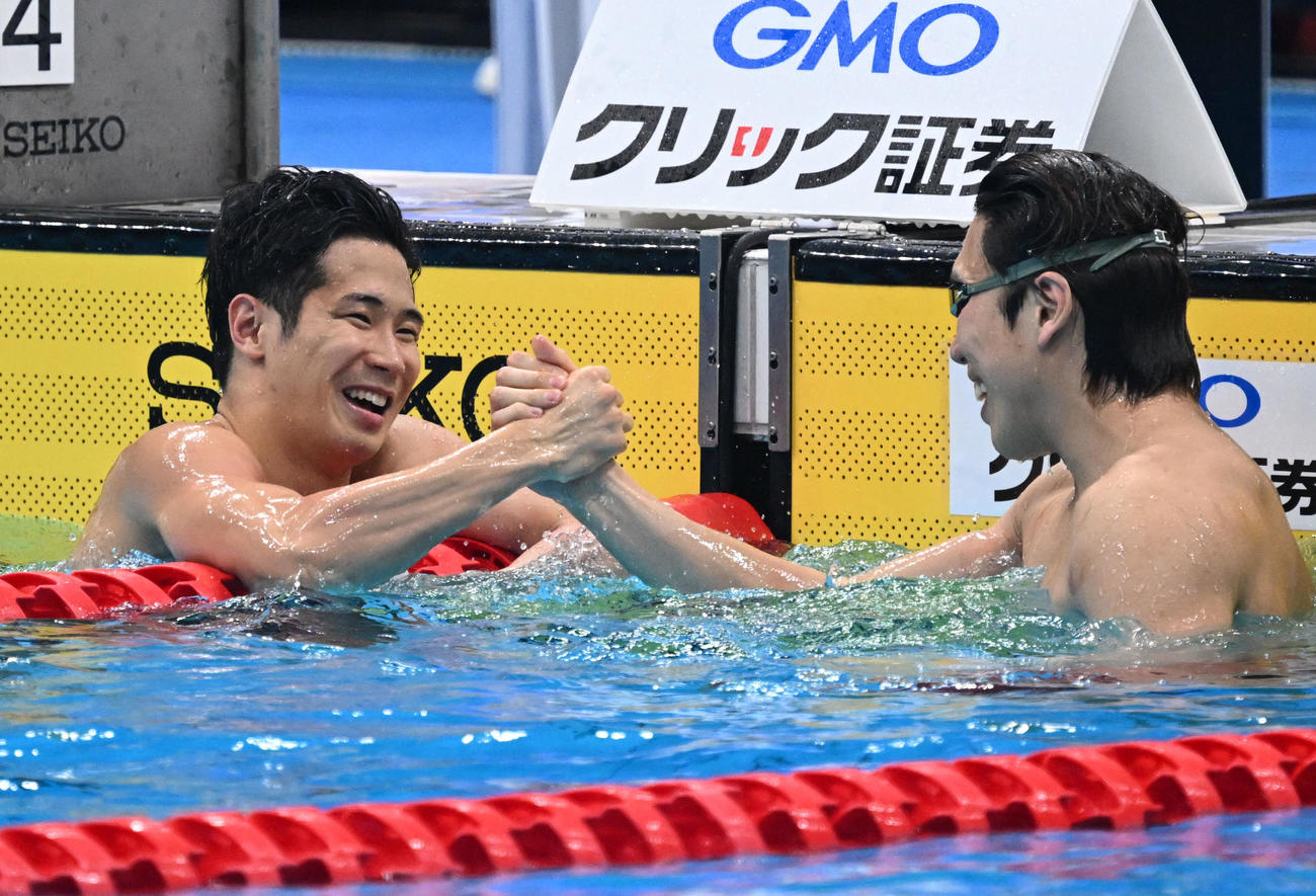 男子50メートルバタフライ決勝　23秒06の日本新記録で制し、喜ぶ田中。右は2位の松元（撮影・千葉一成）