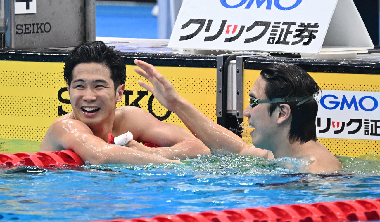男子50メートルバタフライ決勝　23秒06の日本新記録で制し、喜ぶ田中。右は2位の松元（撮影・千葉一成）