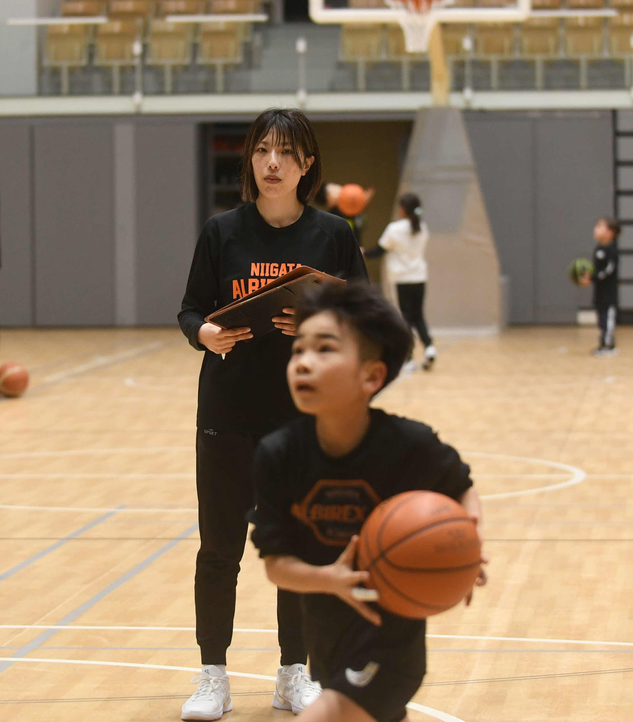 取材したのは子どもたちの技術検定の日。杉本さんも真剣な表情でプレーをチェック
