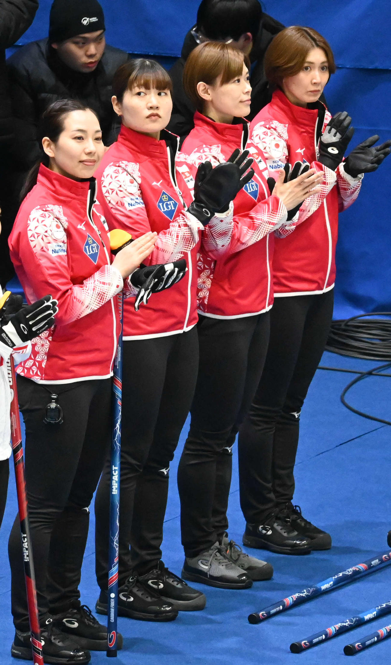 試合前に拍手を送る右から吉村、小野寺、小谷、近江谷（撮影・飯岡大暉）