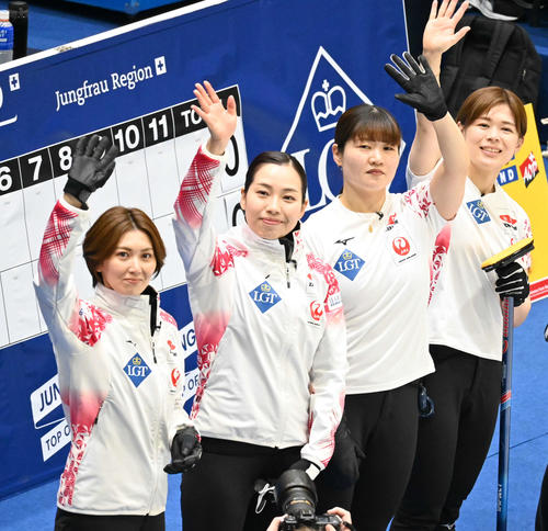 試合前に歓声に応じる左から吉村、近江谷、小谷、小野寺（撮影・飯岡大暉）