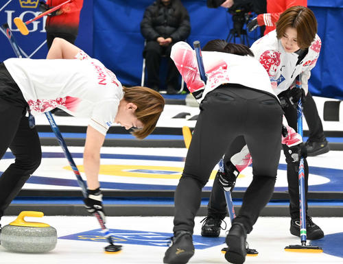 第1E、スイープする吉村紗也香（右）（撮影・飯岡大暉）