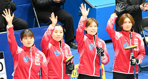 試合前にあいさつする右から吉村、小野寺、近江谷、小谷（撮影・飯岡大暉）