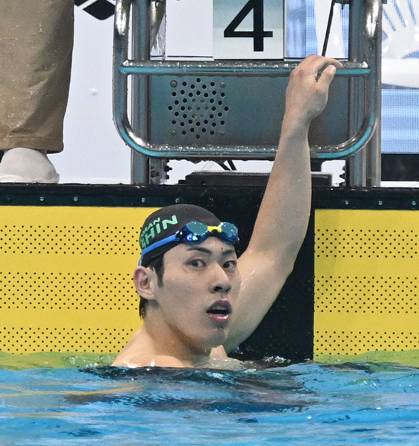 男子200メートルバタフライ予選　レースを終え、電光掲示板を見る本多（撮影・千葉一成）