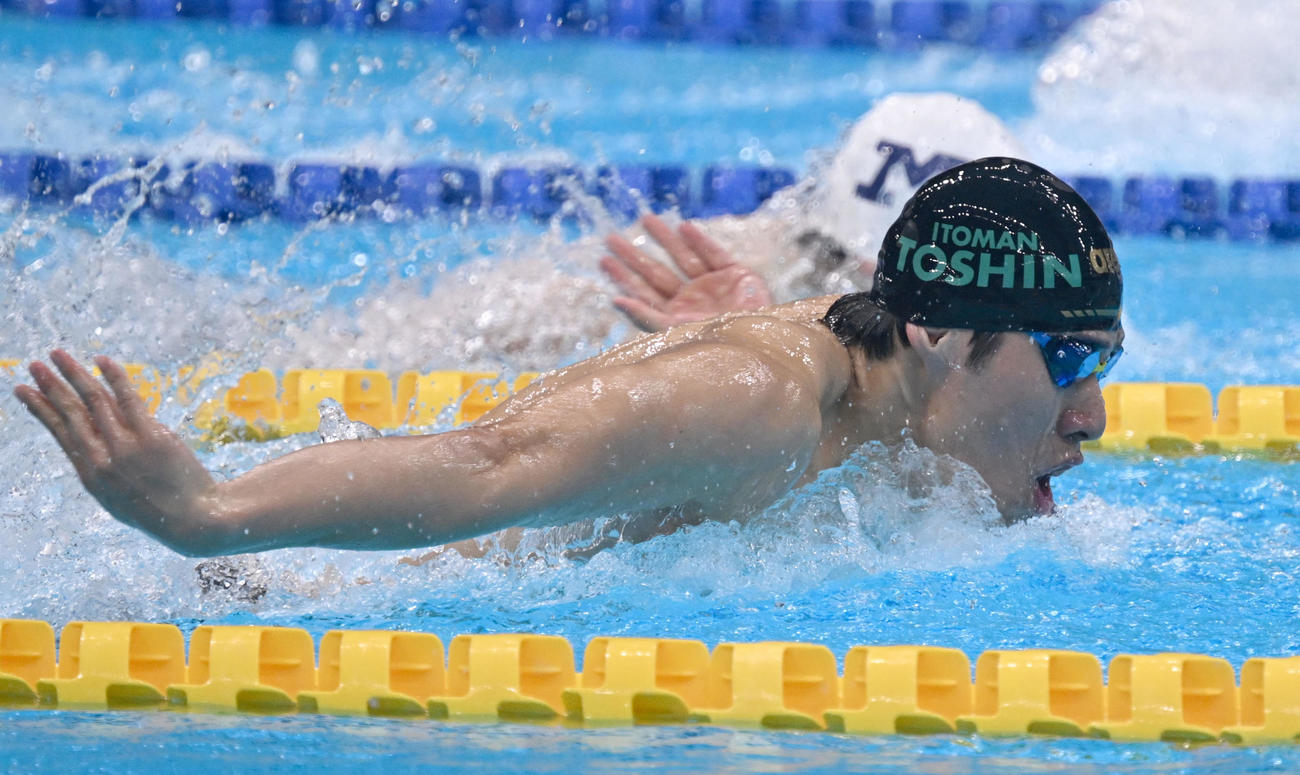 男子200メートルバタフライ予選　力泳する本多（撮影・千葉一成）