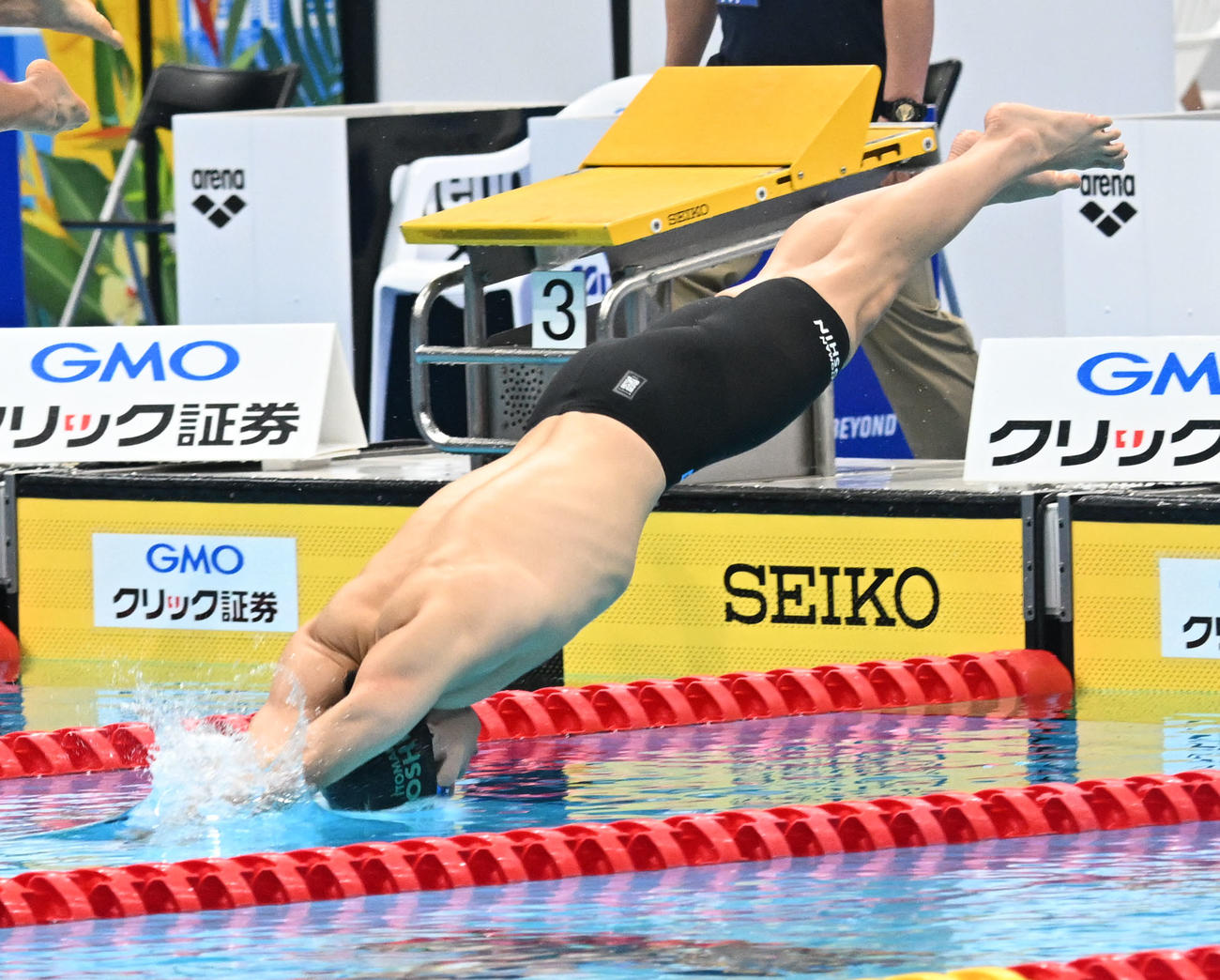 男子200メートルバタフライ予選　本多灯のスタート（撮影・千葉一成）