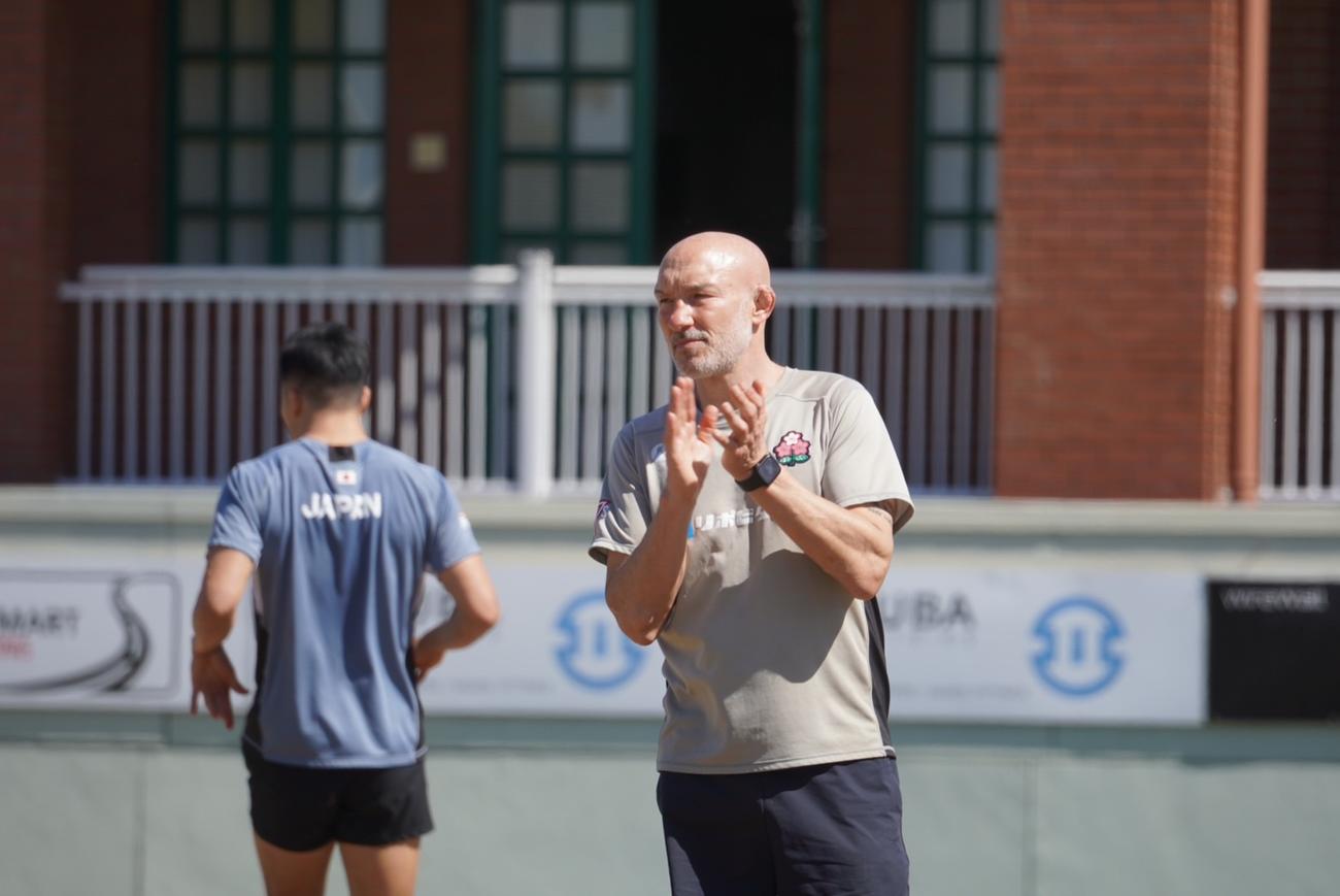 男子7人制日本代表候補スコッドの福岡合宿で指導するフィル・グリーニング・ヘッドコーチ（C）JRFU