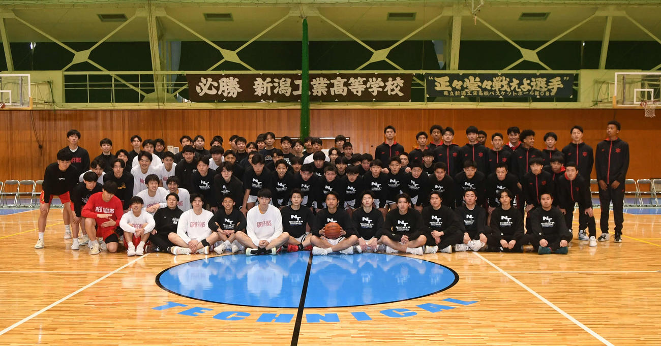 親善試合を行った新潟工、開志国際、新潟医療福祉大のメンバー