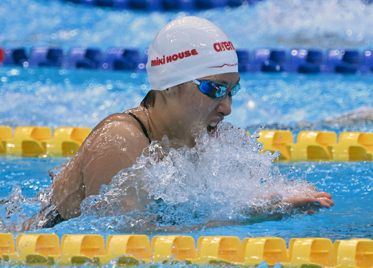 女子100メートル平泳ぎ決勝　力泳する1分06秒21で優勝した鈴木（撮影・千葉一成）