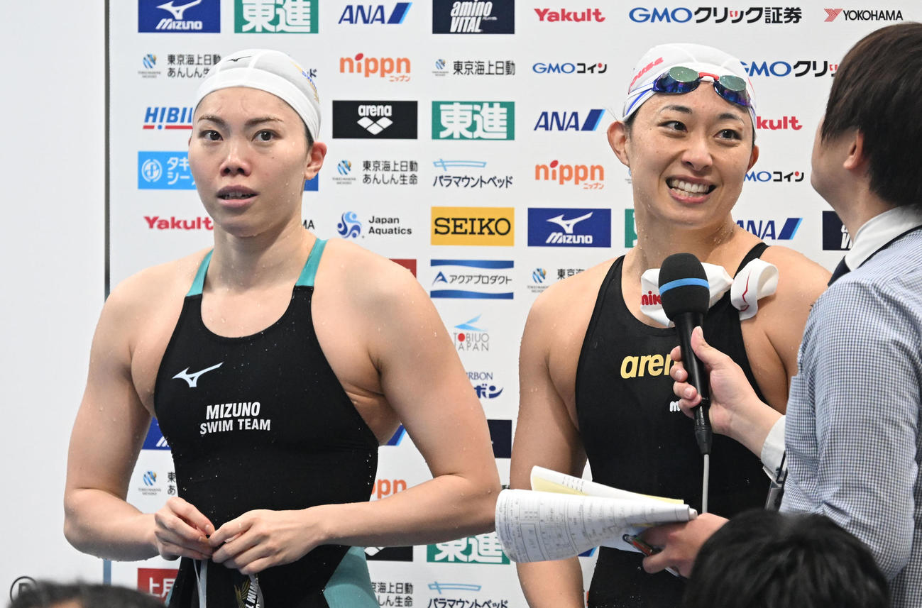 女子100メートル平泳ぎ決勝　ともに代表入りを果たし、笑顔でインタビューに応える優勝した鈴木（右）と2位の青木（撮影・千葉一成）