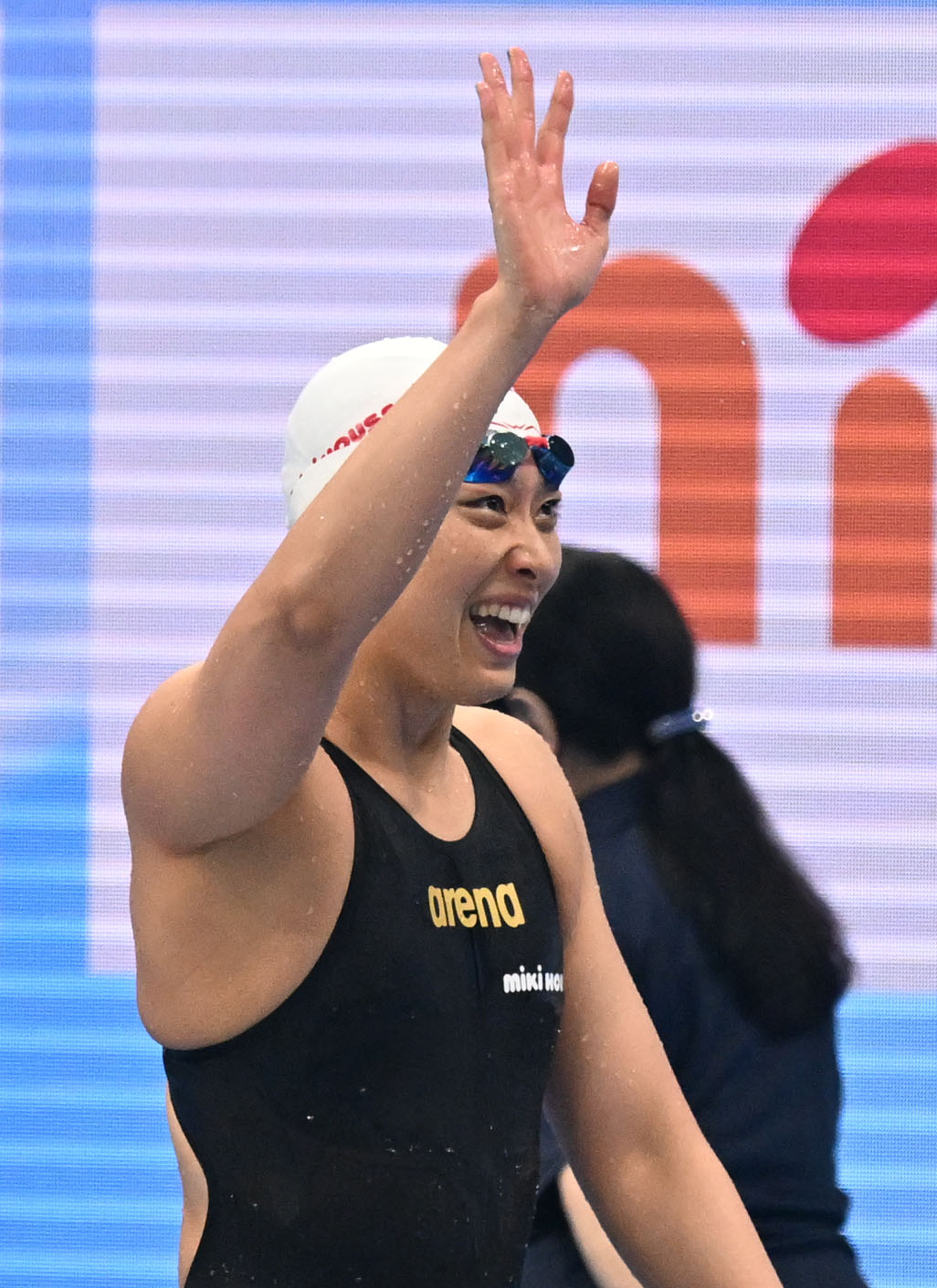 女子100メートル平泳ぎ決勝　1分06秒21で優勝し、歓声に応える鈴木（撮影・千葉一成）