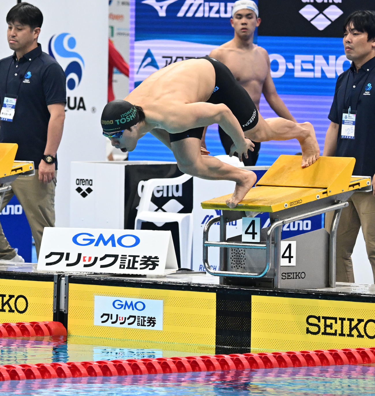 男子200メートルバタフライ予選　本多灯のスタート（撮影・千葉一成）