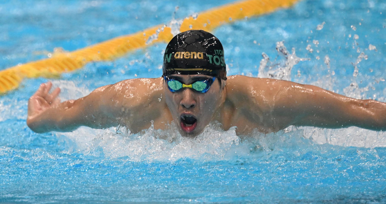 男子200メートルバタフライ予選　力泳する本多（撮影・千葉一成）