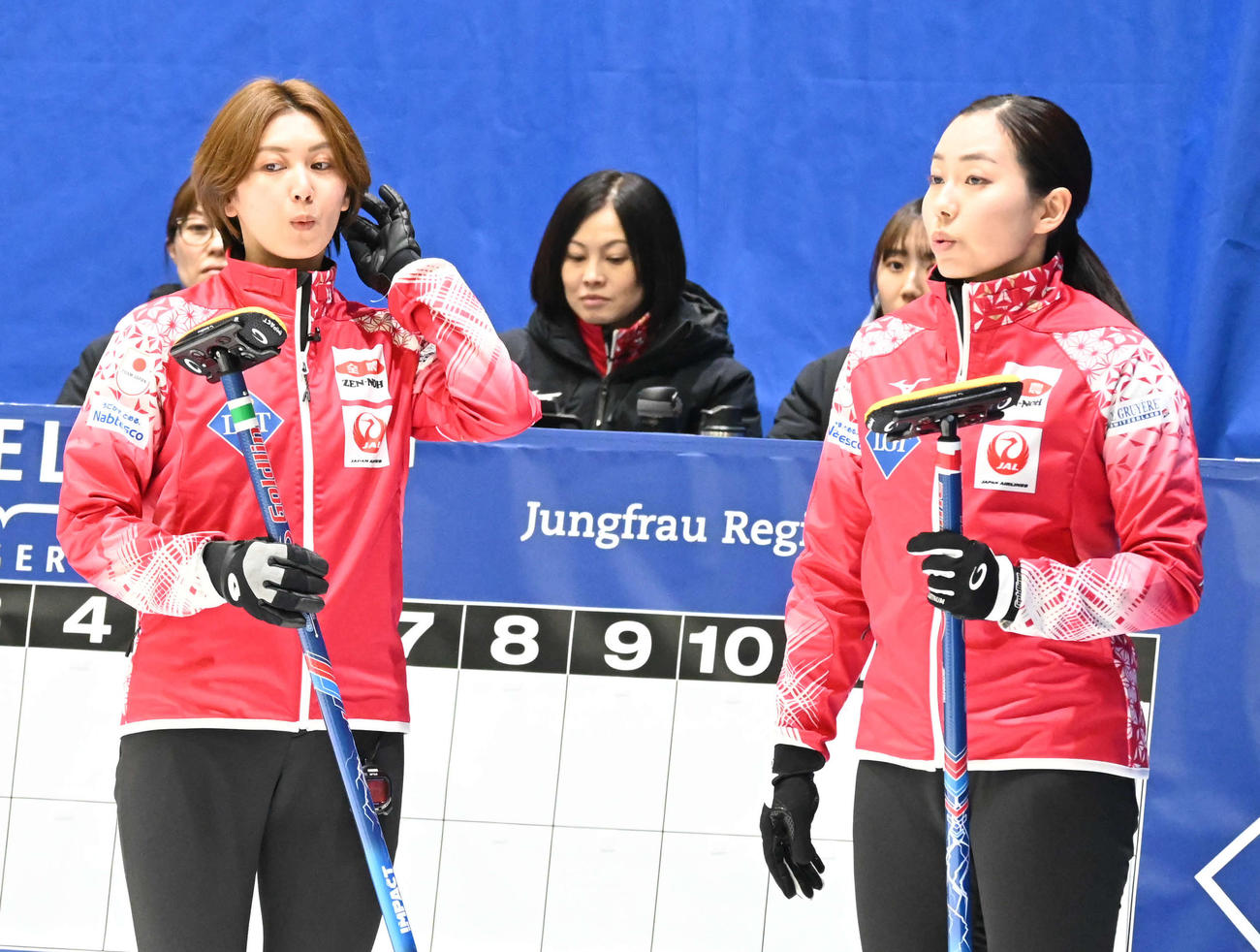 吉村紗也香（右）は近江谷と話し合う（撮影・飯岡大暉）
