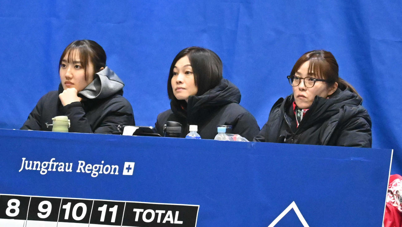 21日、試合を見つめる右から小笠原コーチ、船山コーチ、小林