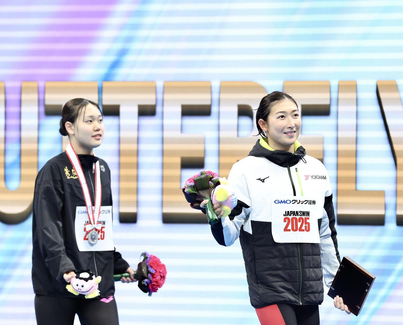 女子50メートルバタフライ決勝　表彰式を終え移動する池江（右）と平井（撮影・河田真司）