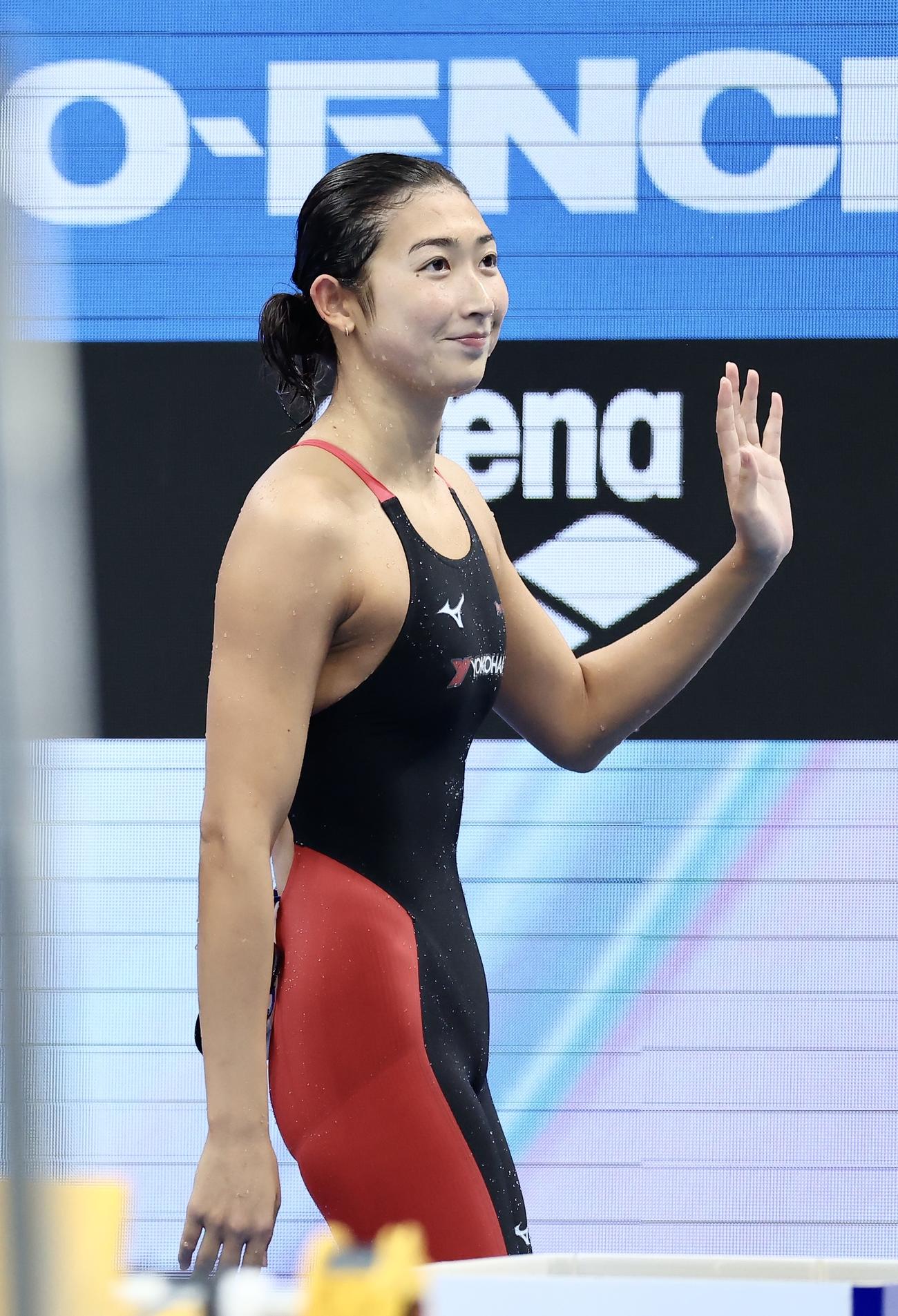 女子50メートル予選を終え、笑顔で手を振る池江（撮影・河田真司）
