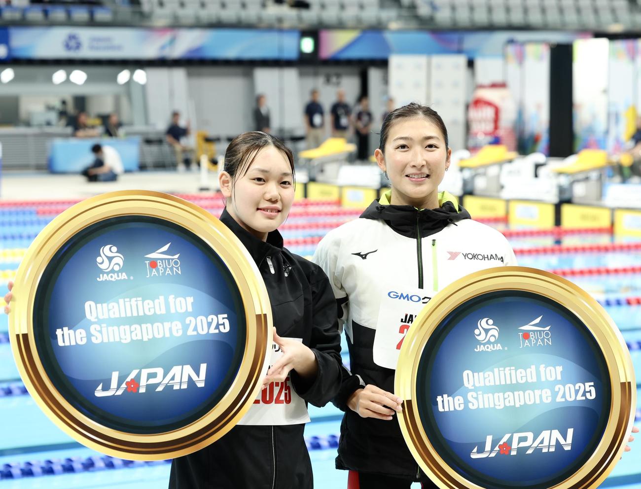 女子50メートルバタフライで世界選手権代表内定を決め、記念撮影に臨む池江（右）と平井（撮影・河田真司）