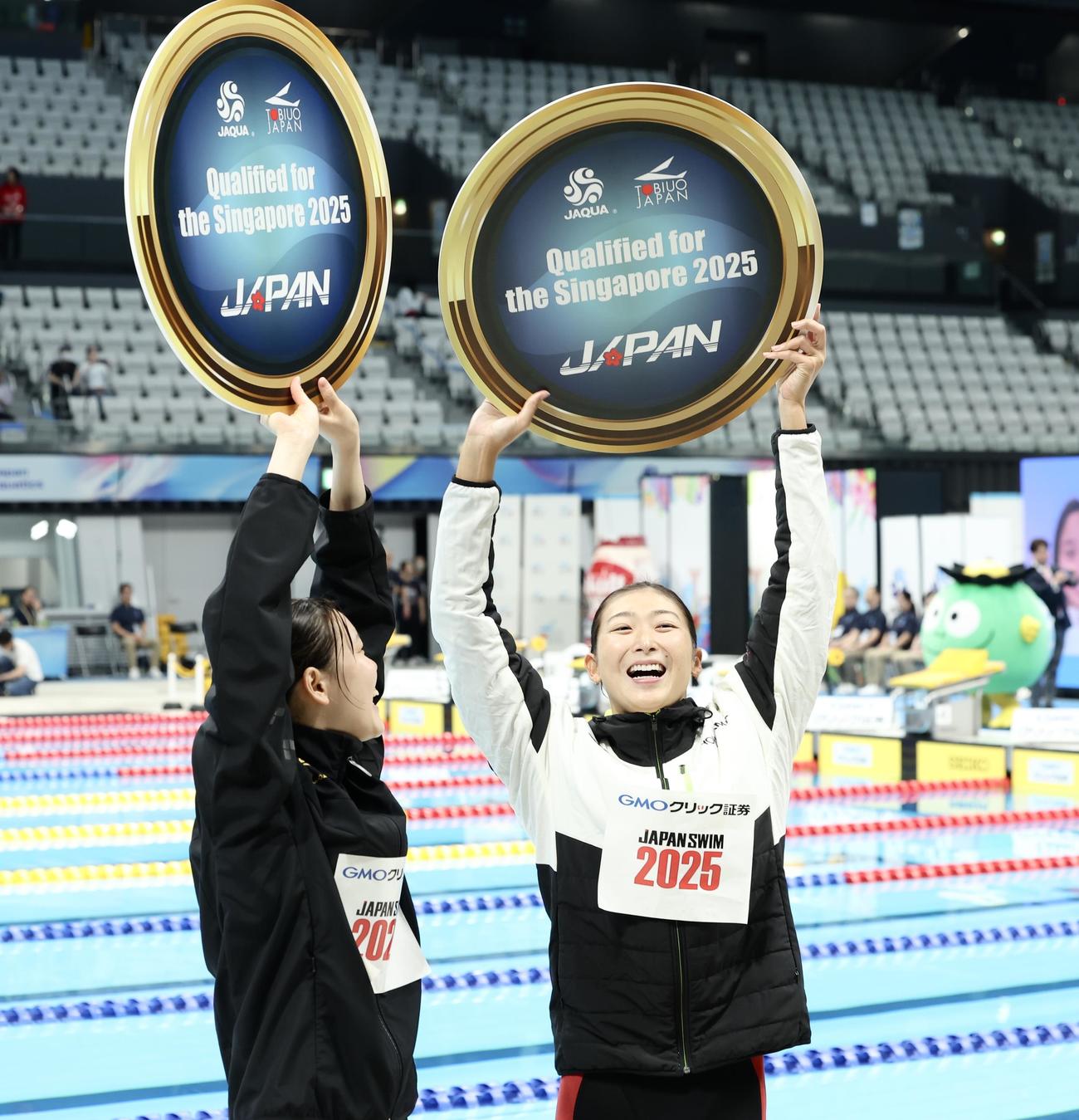 女子50メートルバタフライで世界選手権代表内定を決め、記念撮影に臨む池江（右）と平井（撮影・河田真司）