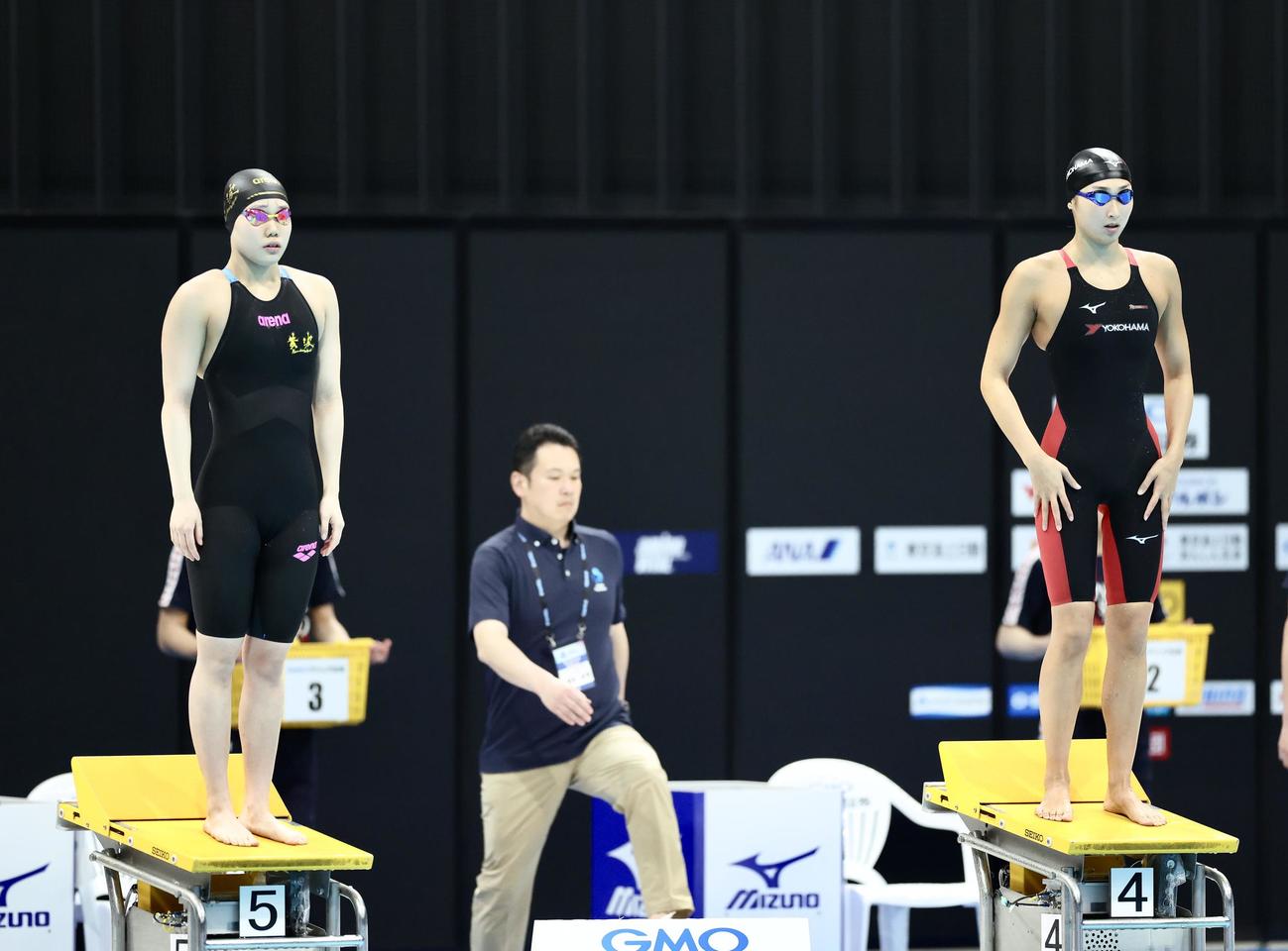 女子50メートルバタフライ決勝に臨む池江（右）と平井（撮影・河田真司）