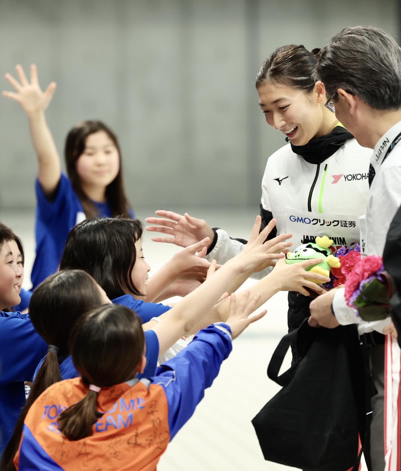 女子50メートルバタフライ決勝　レース後、子どもたちに笑顔を見せる池江（撮影・河田真司）