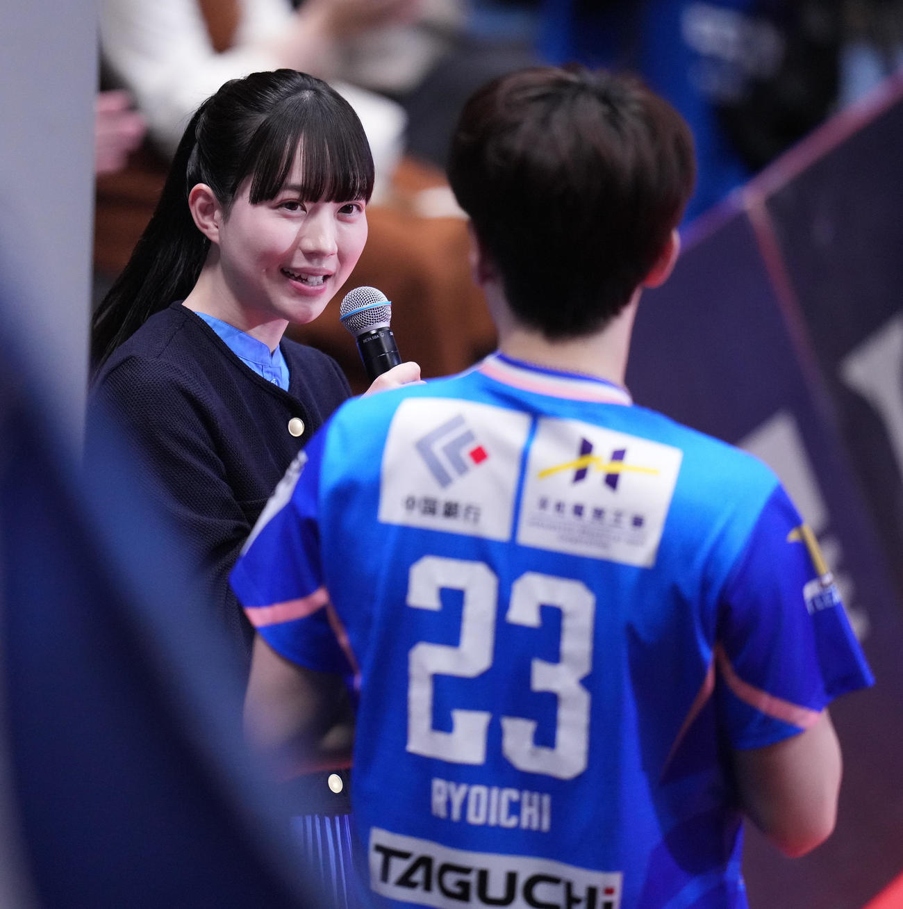 彩たま対岡山　神に勝利した吉山僚（手前）にインタビューする菊池日菜（撮影・鈴木みどり）