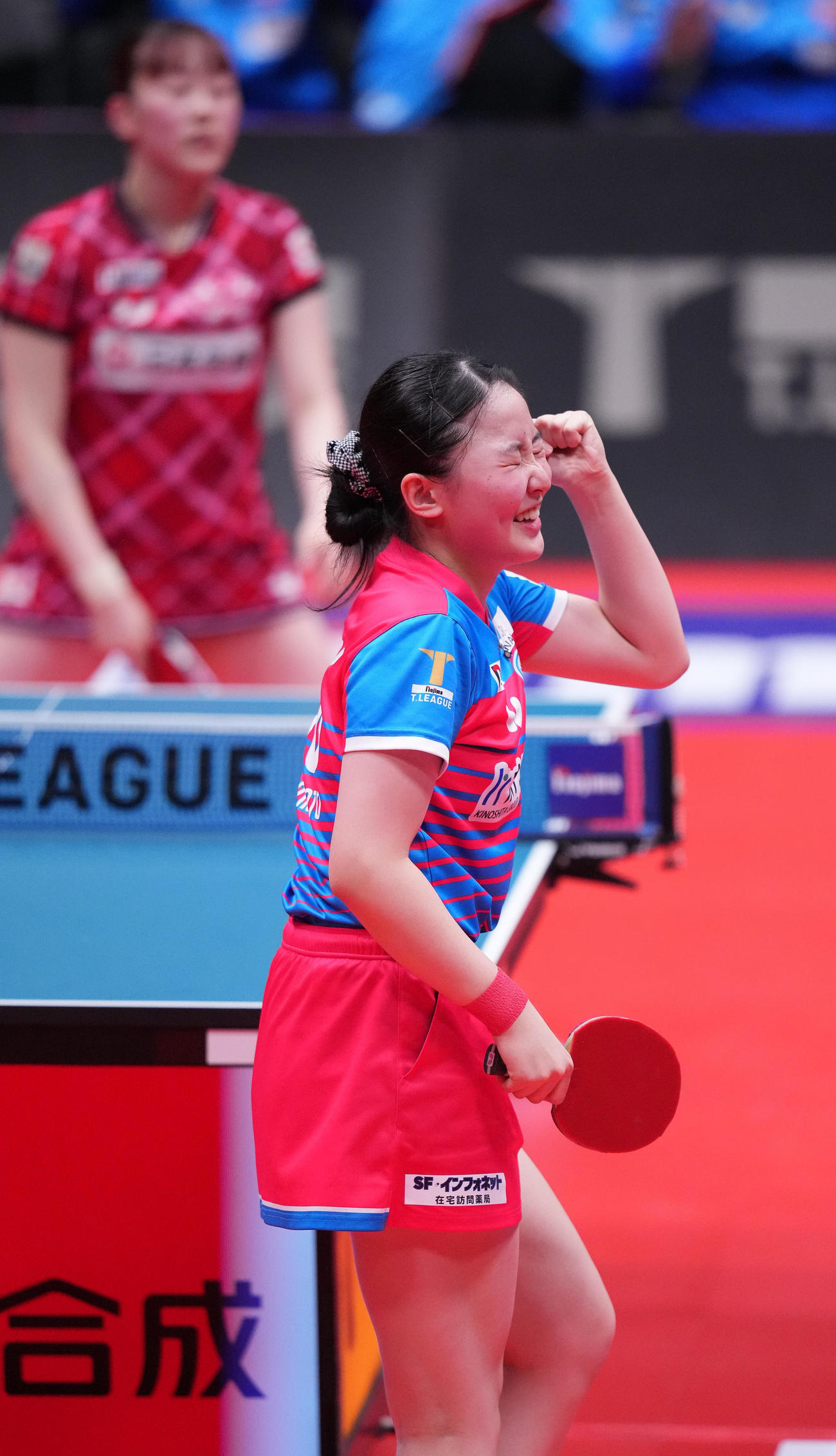 神奈川対日本生命　張本対赤江　赤江に勝利し、ガッツポーズする張本（撮影・鈴木みどり）